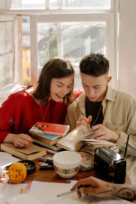 Dois estudantes estudando juntos em casa